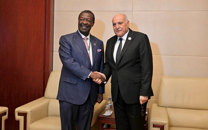 Le Ministre d’État, Ministre des Affaires étrangères, de la Communauté nationale à l’étranger et des Affaires africaines, M. Ahmed Attaf, examine avec le Ministre des Affaires étrangères du Kenya les moyens de renforcer la coopération bilatérale en marge