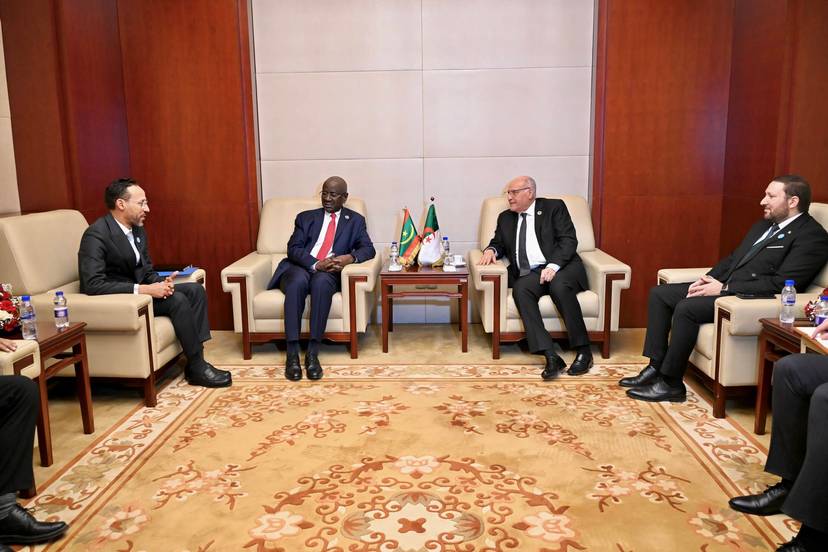 Ahmed Attaf discute avec son homologue mauritanien du renforcement des relations bilatérales et de la coordination régionale lors du Conseil exécutif de l’Union africaine