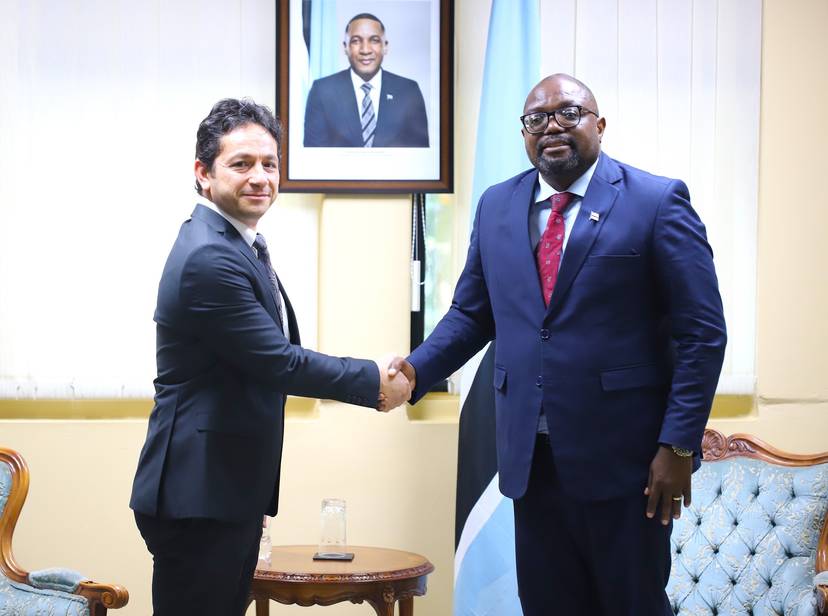 L’Ambassadeur d’Algérie au Botswana effectue une visite d’adieu au Ministre des Relations Internationales