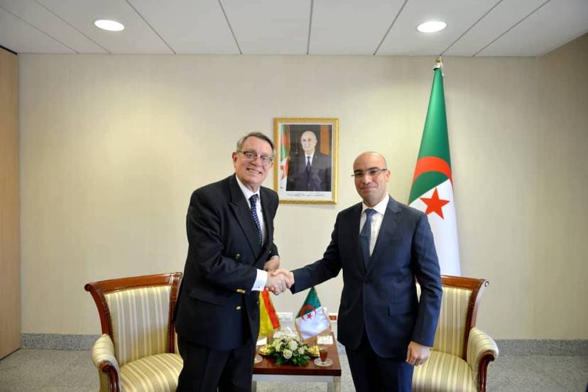Le Secrétaire d’État auprès du Ministre des Affaires étrangères, M. Sofiane Chaib reçoit l’Ambassadeur  du royaume d’Espagne pour renforcer la coopération consulaire