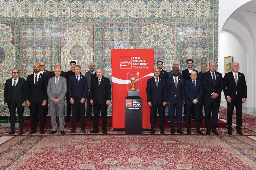 Présentation du trophée du Mondial 2026 : le Président Tebboune reçoit la délégation de la FIFA en présence de certaines figures emblématiques du football national